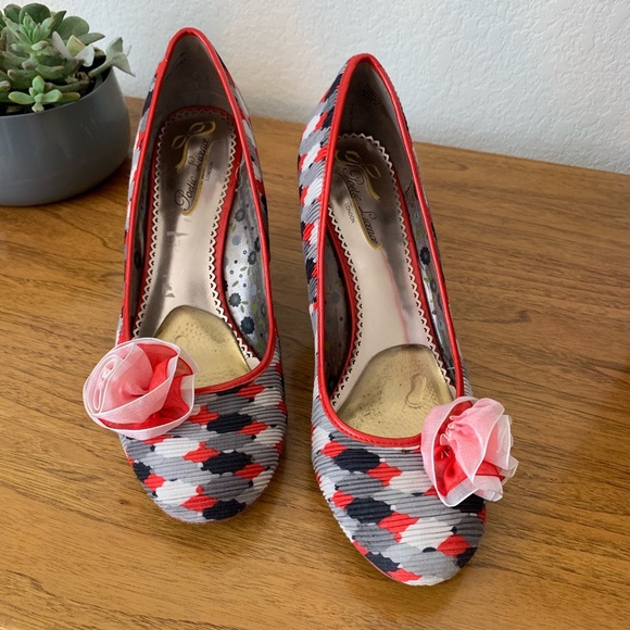 Poetic License Shoes - Poetic License vintage style flower straw heel pum